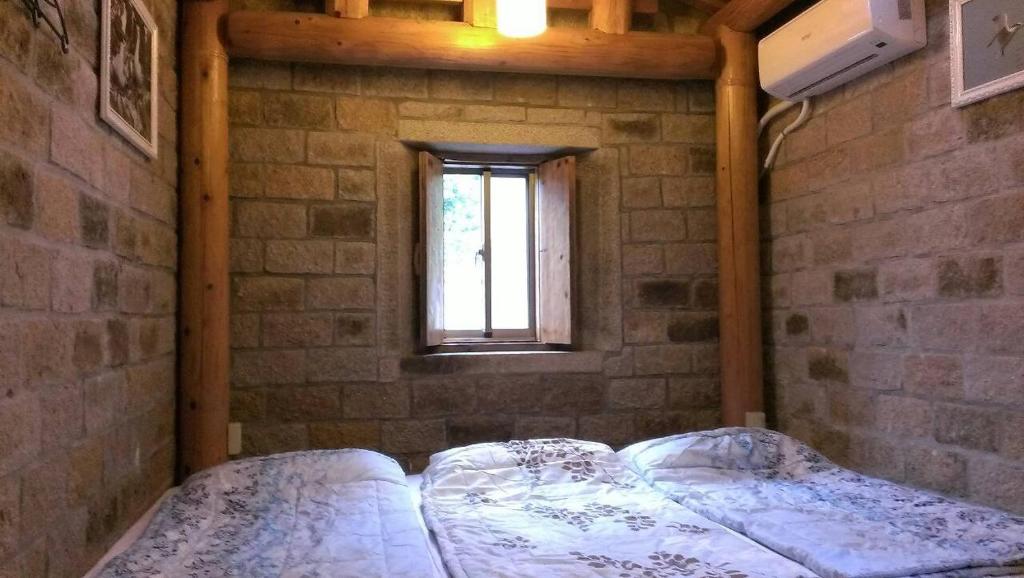 una camera con un letto in un muro di mattoni di Chairman's Villa a Beigan