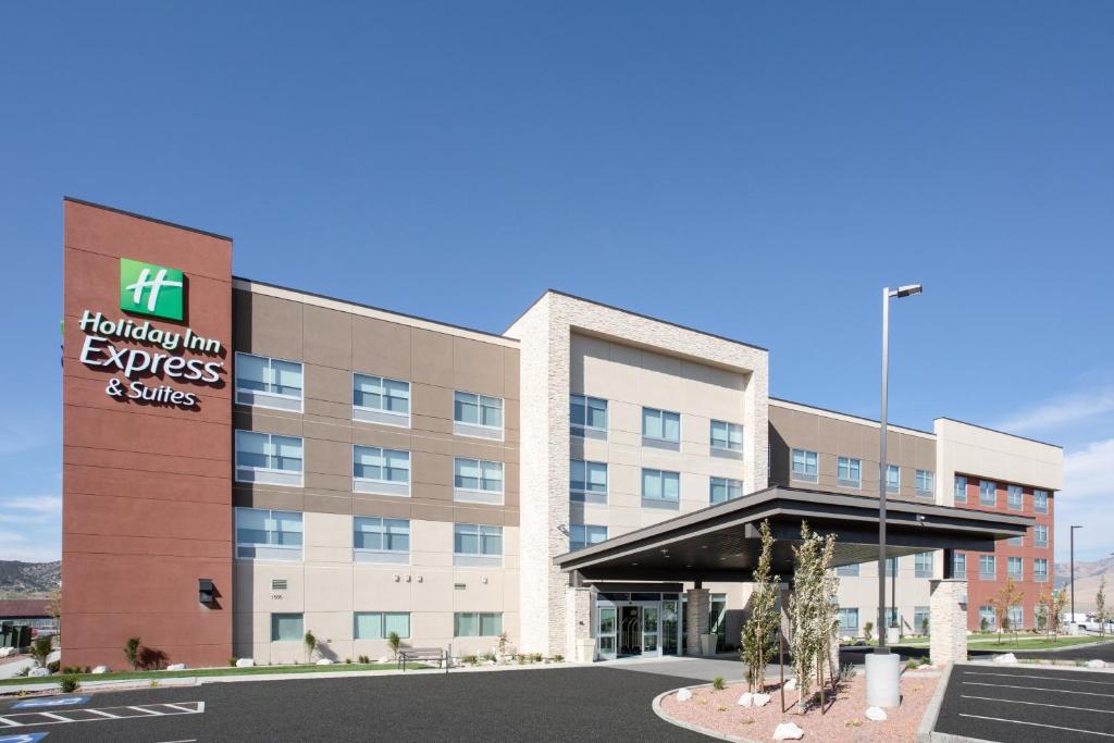 een afbeelding van een ziekenhuis met een gebouw bij Holiday Inn Express & Suites - Ely, an IHG Hotel in Ely
