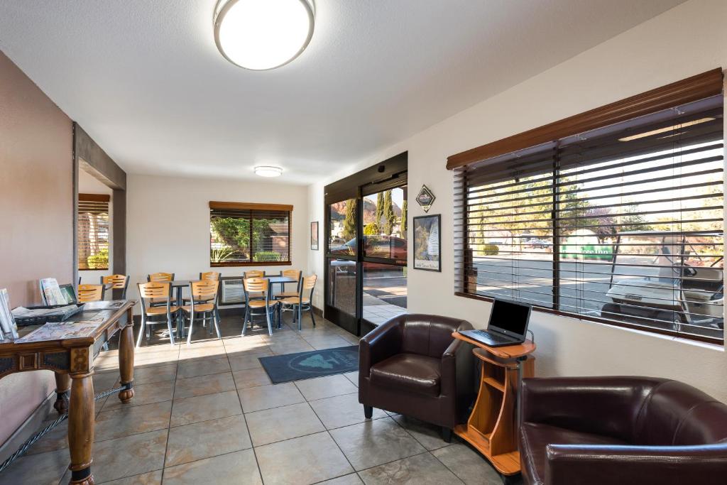 Posezení v ubytování GreenTree Inn Sedona