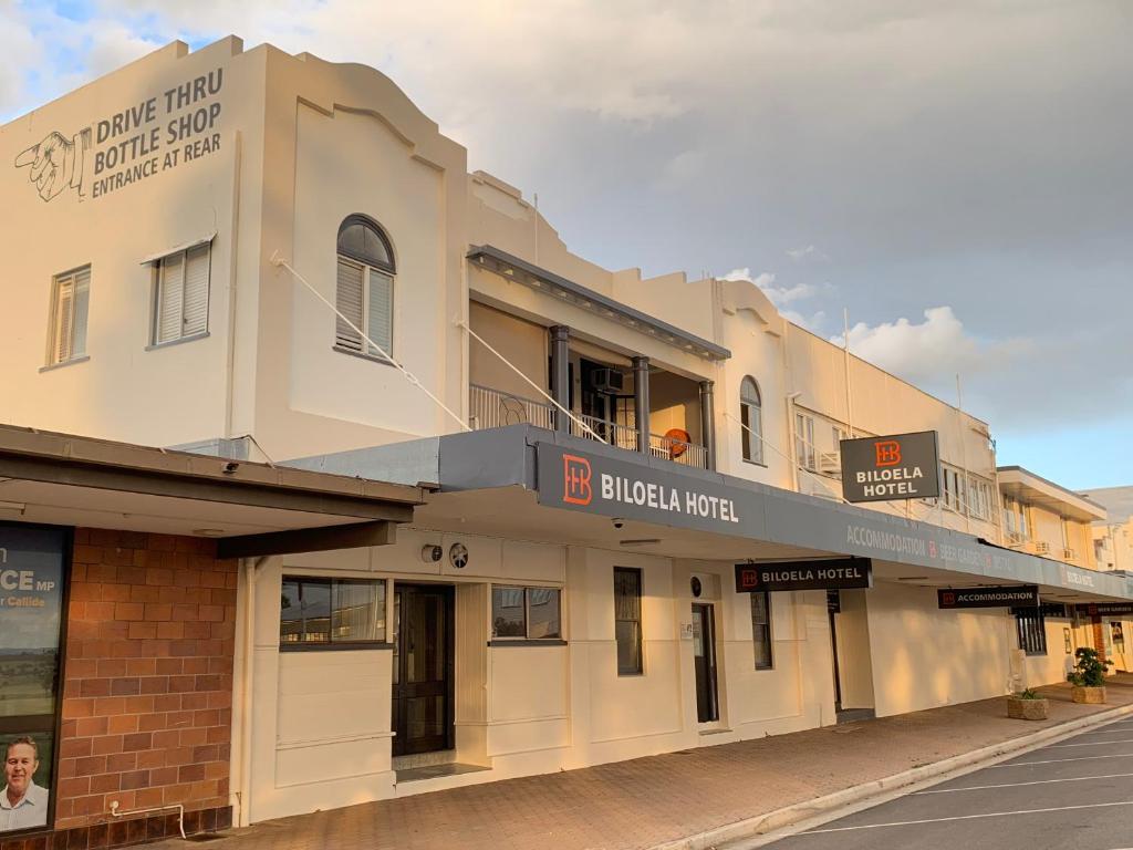 a building on the side of a street at Biloela Hotel in Biloela