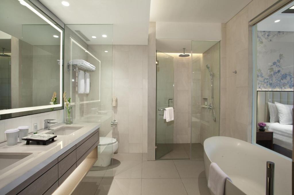 un bagno con vasca, WC e lavandino di Mason Pine Hotel Bandung a Padalarang