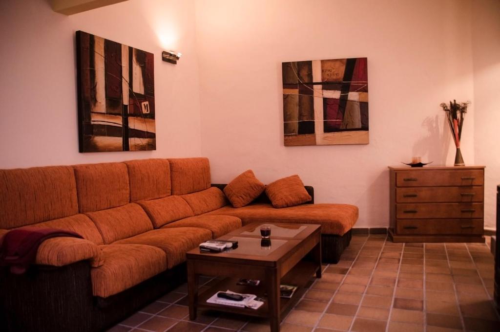 sala de estar con sofá y mesa en Casa Sierpes, en Cáceres