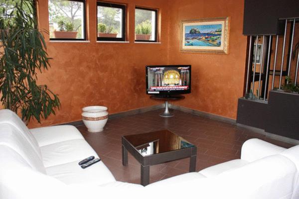 Telewizja i/lub zestaw kina domowego w obiekcie Hotel Turismo