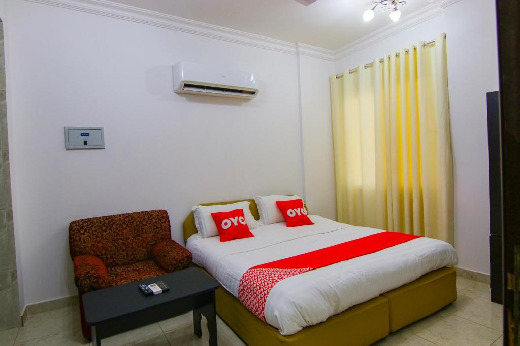 Llit o llits en una habitació de Qumra Furnished Apartments