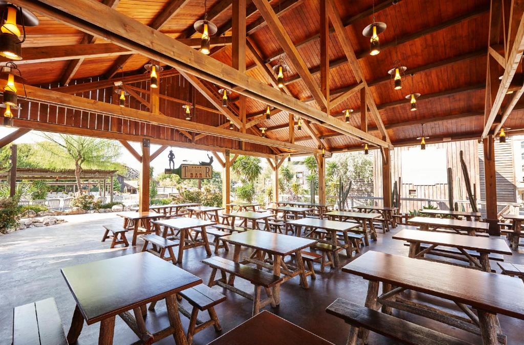 Un restaurante o sitio para comer en PortAventura Hotel Gold River - Includes unlimited access to PortAventura Park & 1 access to Ferrari Land