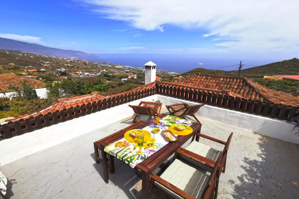 een tafel en stoelen op het dak bij El Molino in Mazo