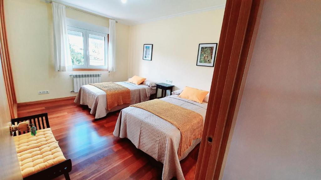 Pokój z 2 łóżkami i oknem w obiekcie Estrella Do Camiño w mieście Caldas de Reis