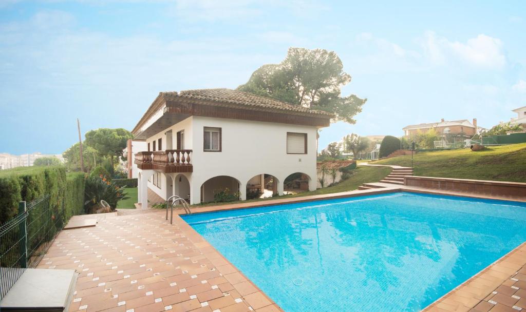 Villa con piscina frente a una casa en R1 Casa FRANCIA, en Calafell