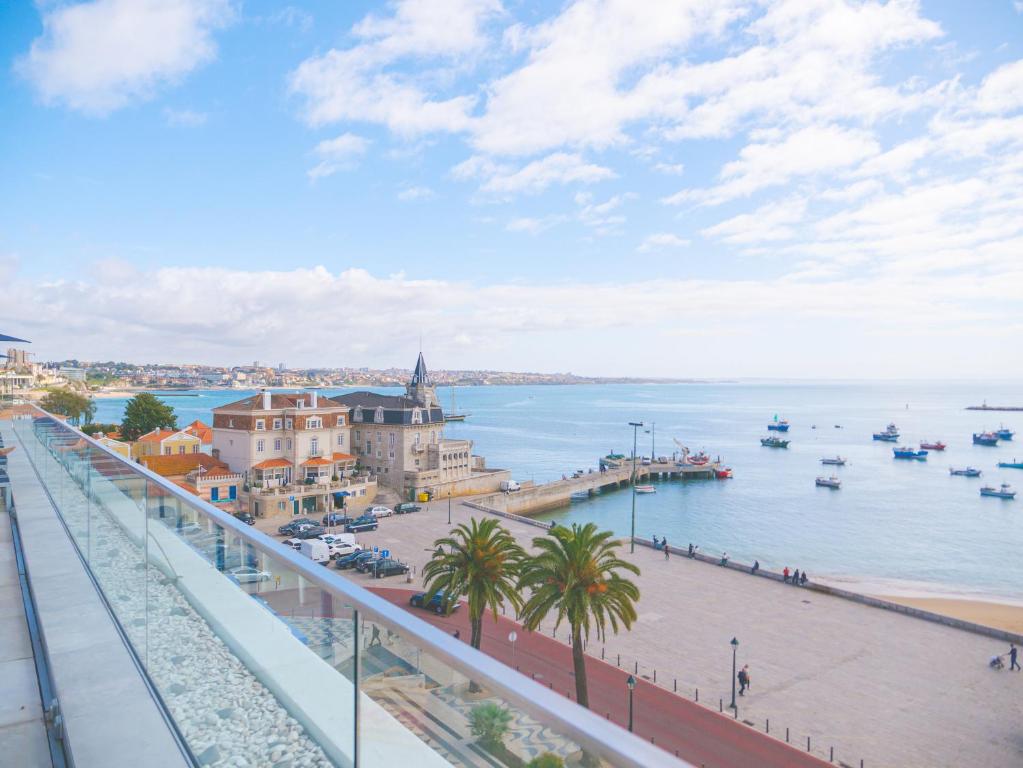 uma vista para um porto com barcos na água em Hotel Baia em Cascais