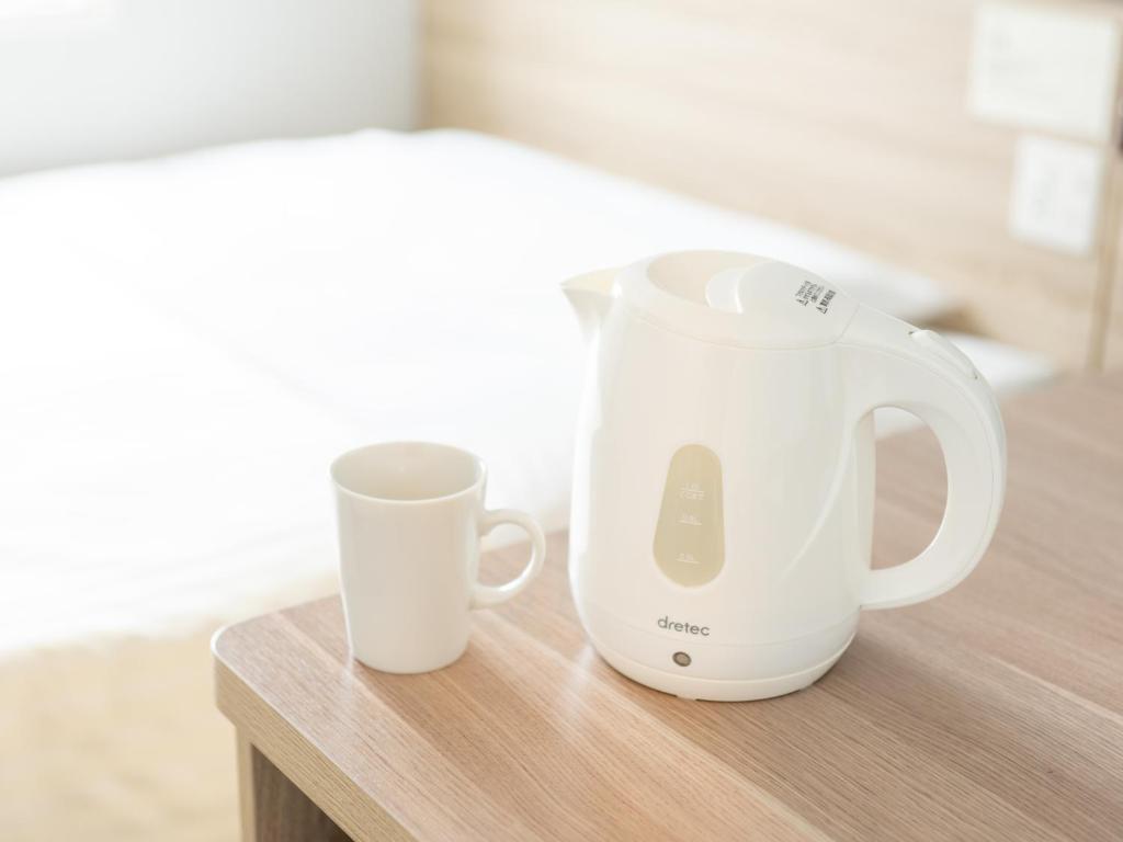 Příslušenství pro přípravu čaje a kávy v ubytování Super Hotel Okayama Station Higashiguchi