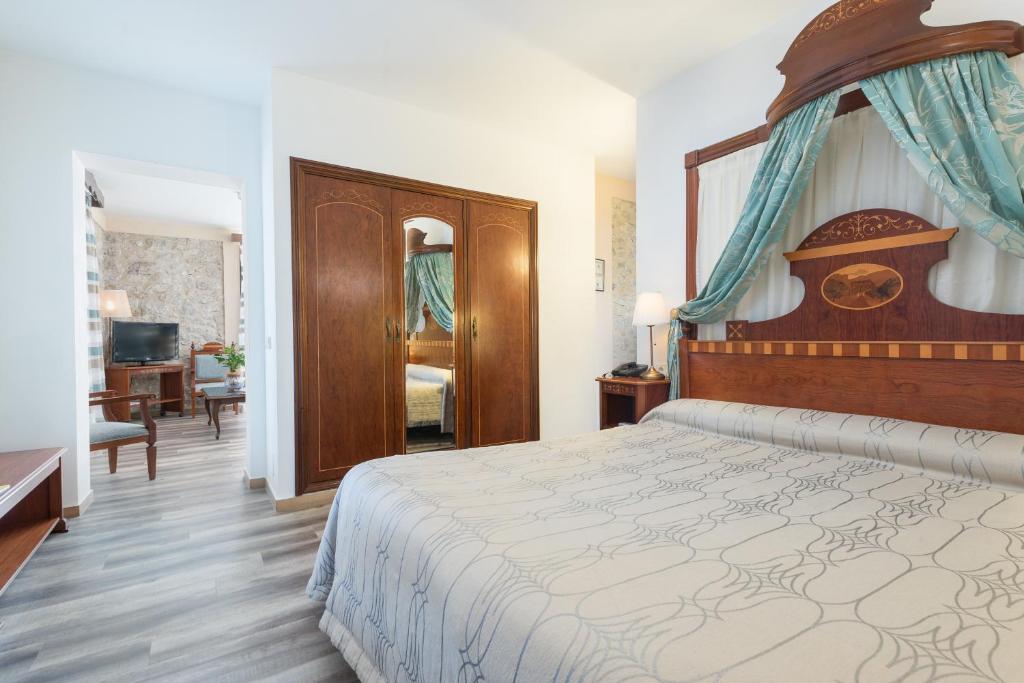 Postel nebo postele na pokoji v ubytování Monnaber Nou Finca Hotel & Spa