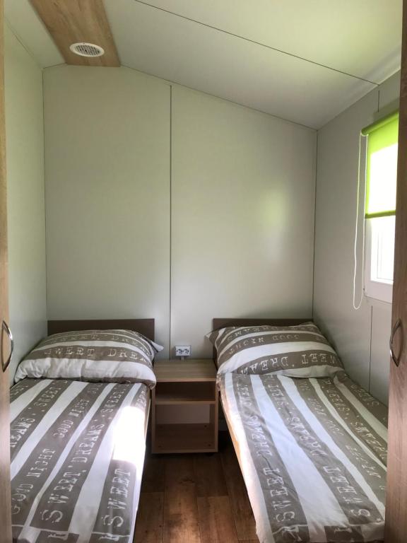 Postel nebo postele na pokoji v ubytování Lipót Termál Camping