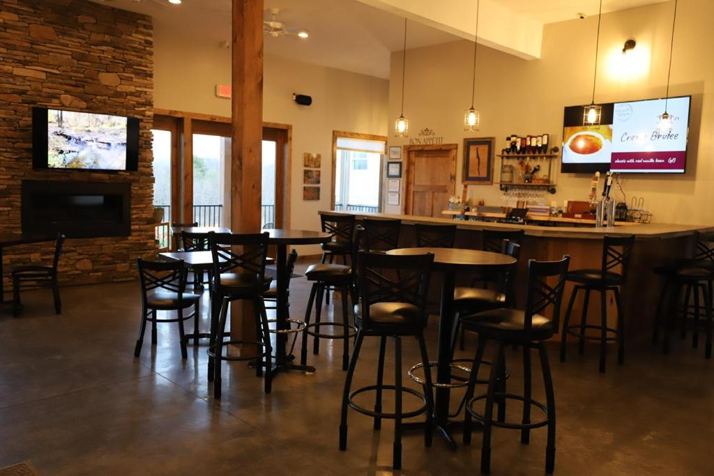 eine Bar in einem Restaurant mit Barhockern an der Theke in der Unterkunft Lakeside Resort in Watkins Glen