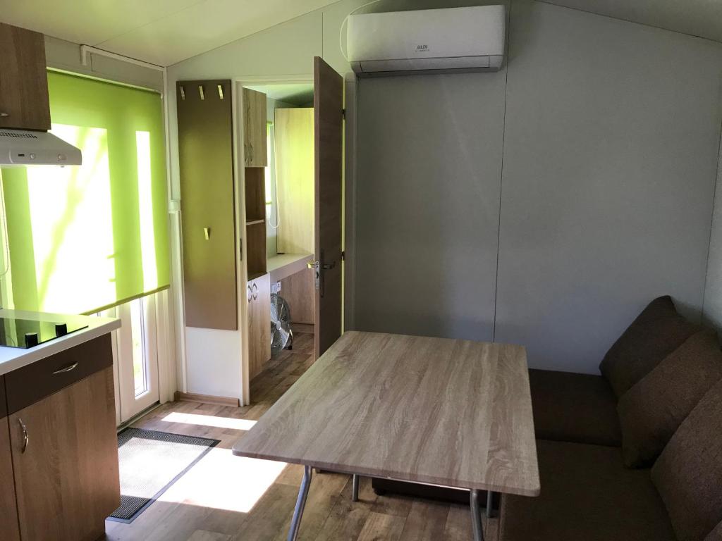 Kuchyň nebo kuchyňský kout v ubytování Lipót Termál Camping