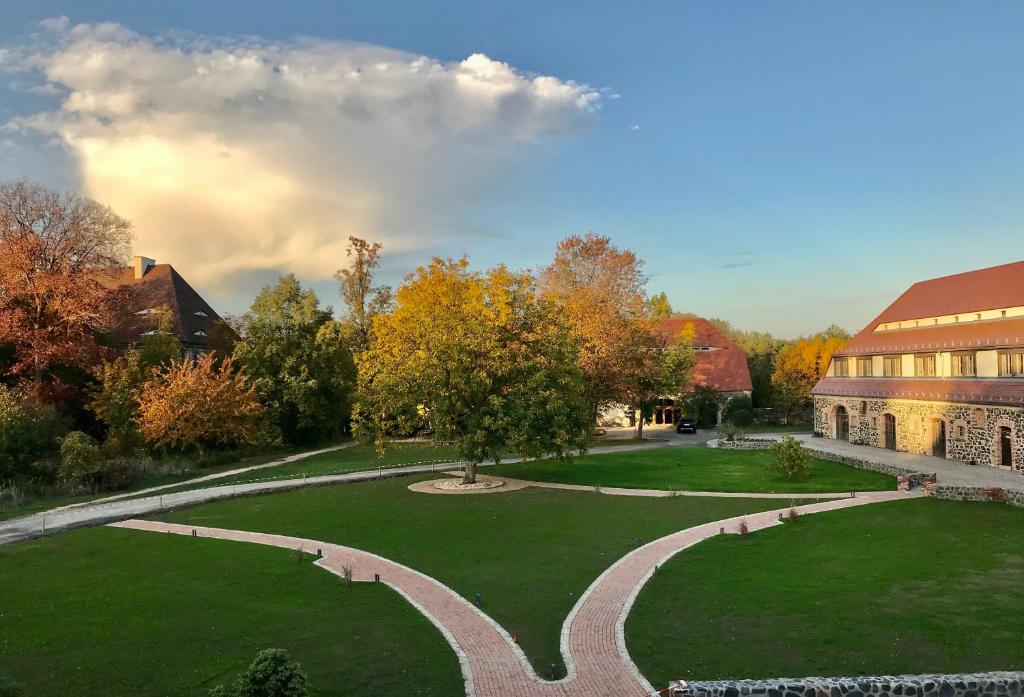 um parque em frente a um grande edifício em Gut am See em Görlitz