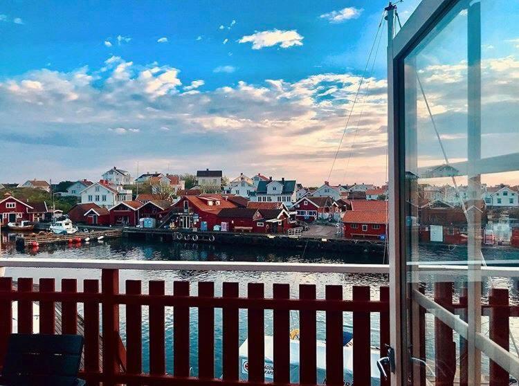 una ventana de una casa con vistas a la ciudad en Käringöns Vandrarhem, en Käringön