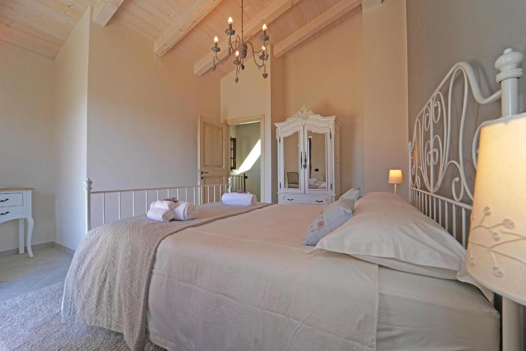 um quarto com 2 camas e um lustre em Villa La Braja em Licciana Nardi
