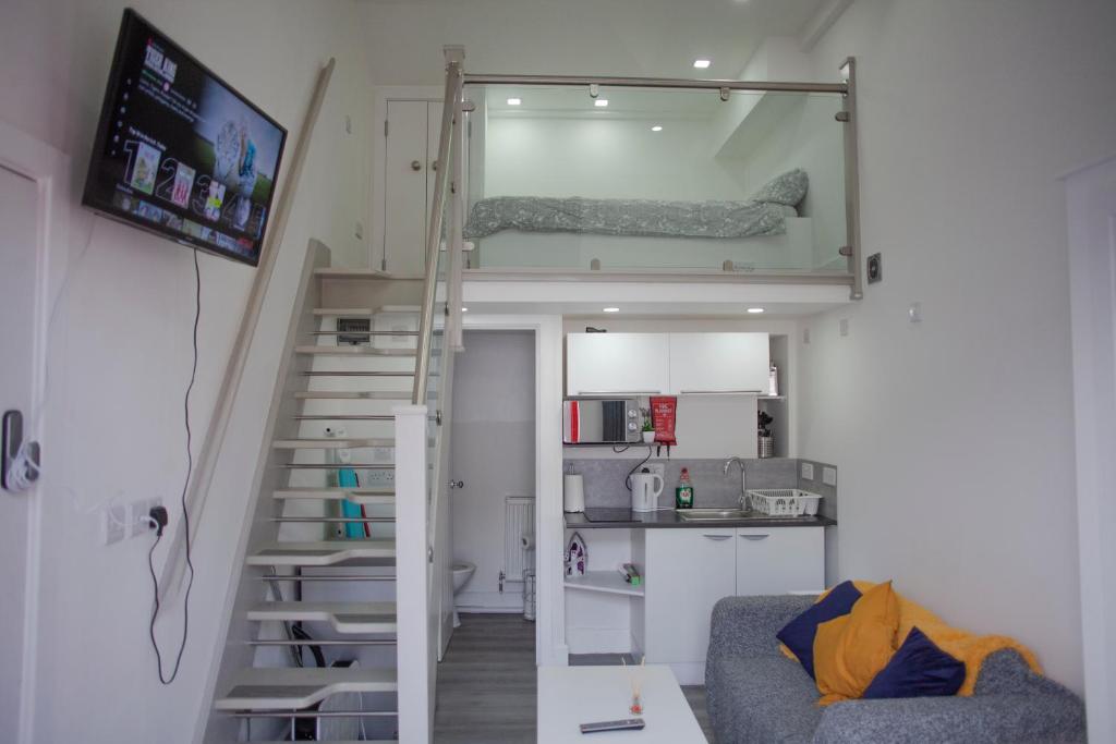 Zimmer mit einem Etagenbett und einer Treppe in der Unterkunft Modern & Stylish Studio in Reading Centre in Reading