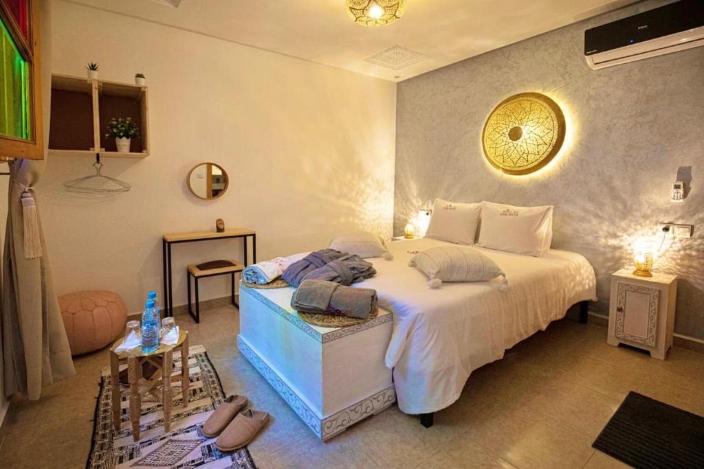 Postel nebo postele na pokoji v ubytování RIAD Miel & Une Nuit