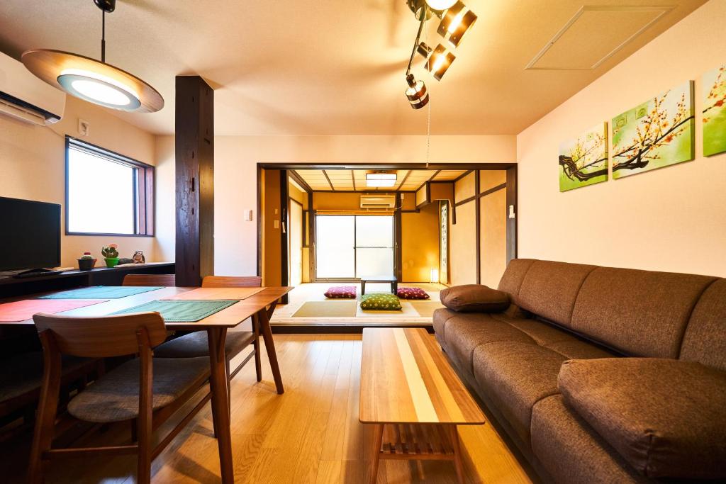een woonkamer met een bank en een tafel bij Yadoya Jin in Kyoto