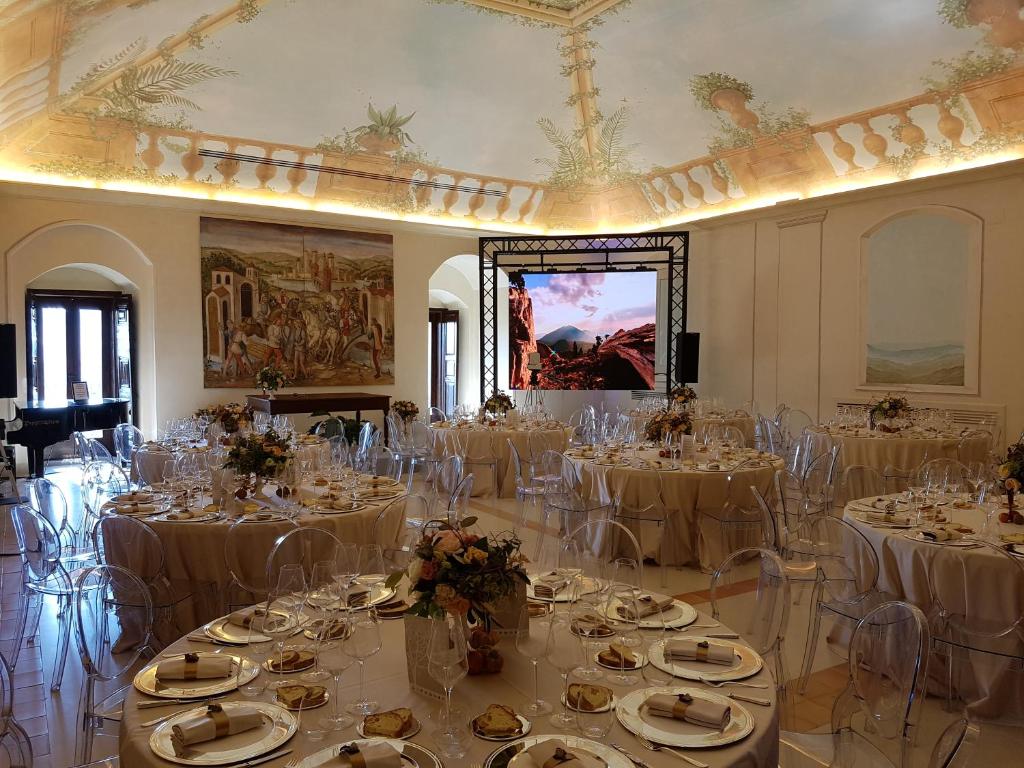 Reštaurácia alebo iné gastronomické zariadenie v ubytovaní Palazzo Viceconte