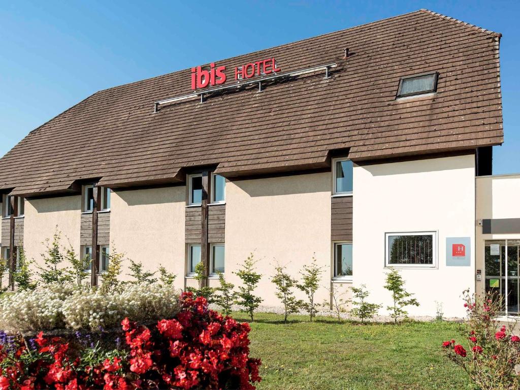 a us hospital building with a sign on it at ibis Besançon Marchaux in Marchaux
