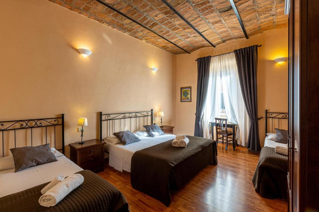 Roma family apartment tesisinde bir odada yatak veya yataklar