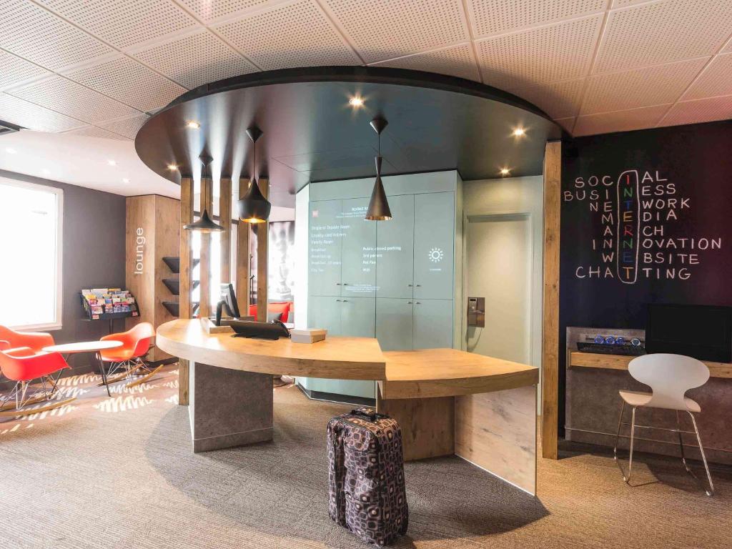 a conference room with a wooden table and chairs at ibis La Rochelle Centre Historique in La Rochelle