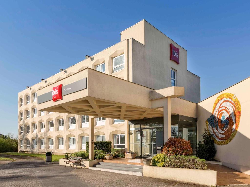 a hotel building with a sign in front of it at ibis Saint Dizier in Saint-Dizier