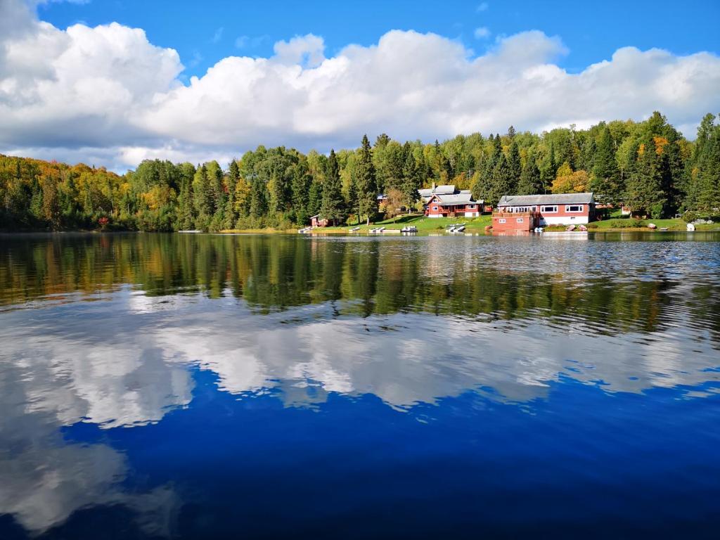 a view of a lake with houses and trees at Kan-à-Mouche Pourvoirie Auberge et Chalets in Saint-Michel-des-Saints