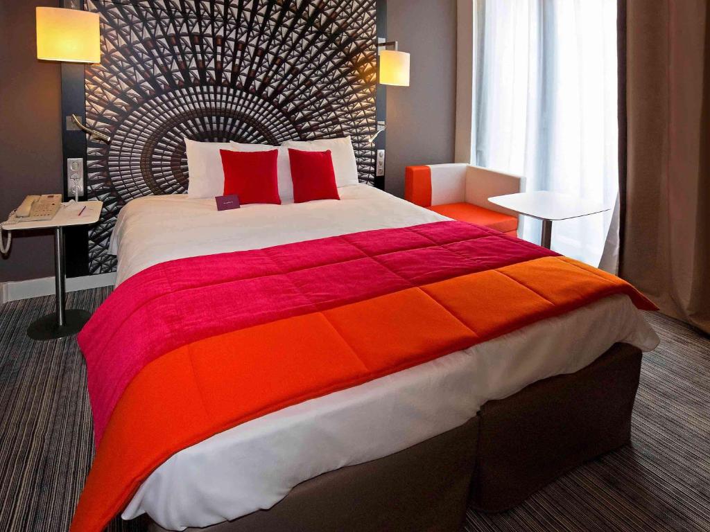 Cama ou camas em um quarto em Mercure Nantes Centre Grand Hotel
