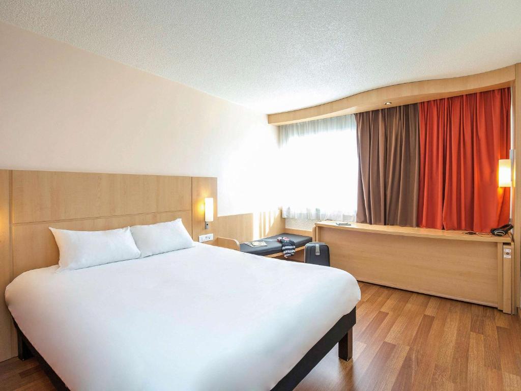Postel nebo postele na pokoji v ubytování Ibis Cavaillon Portes du Luberon