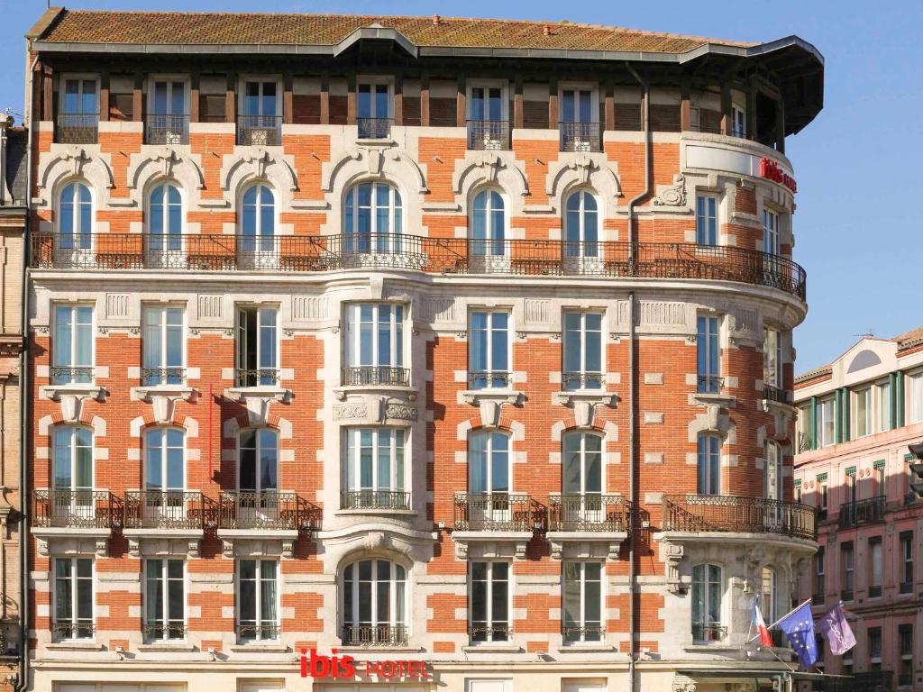 a large brick building with a balcony at ibis Toulouse Gare Matabiau in Toulouse