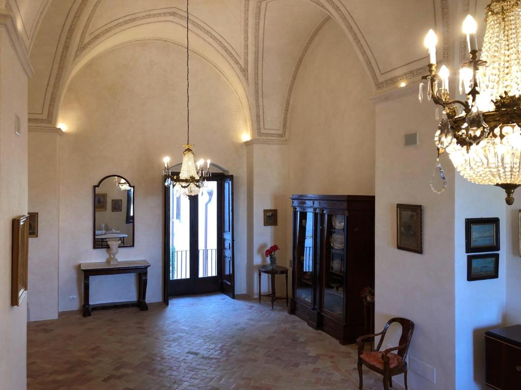 Televízia a/alebo spoločenská miestnosť v ubytovaní Palazzo Viceconte