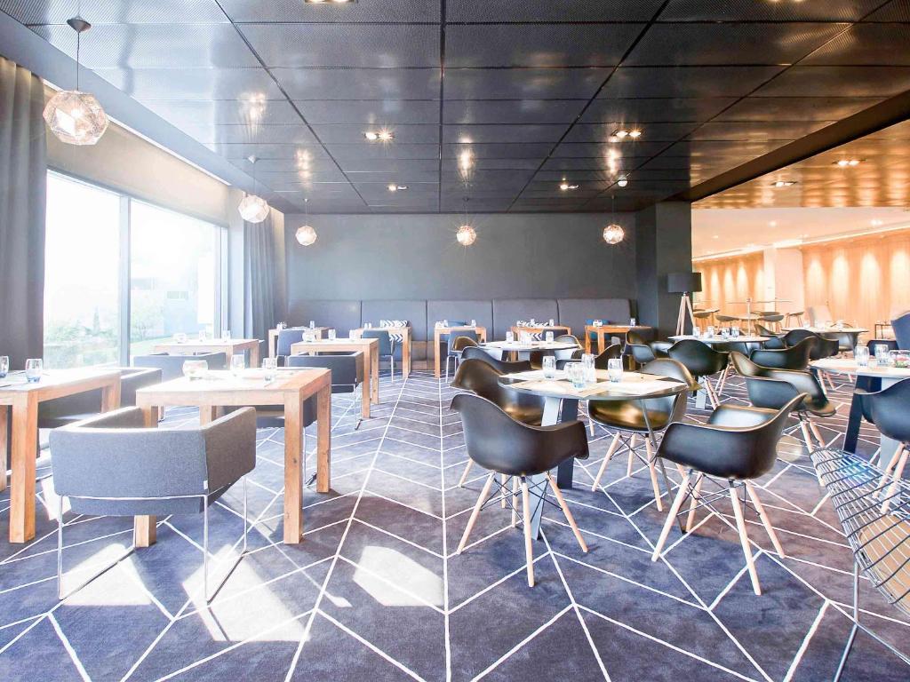 Reštaurácia alebo iné gastronomické zariadenie v ubytovaní Novotel Katowice Centrum
