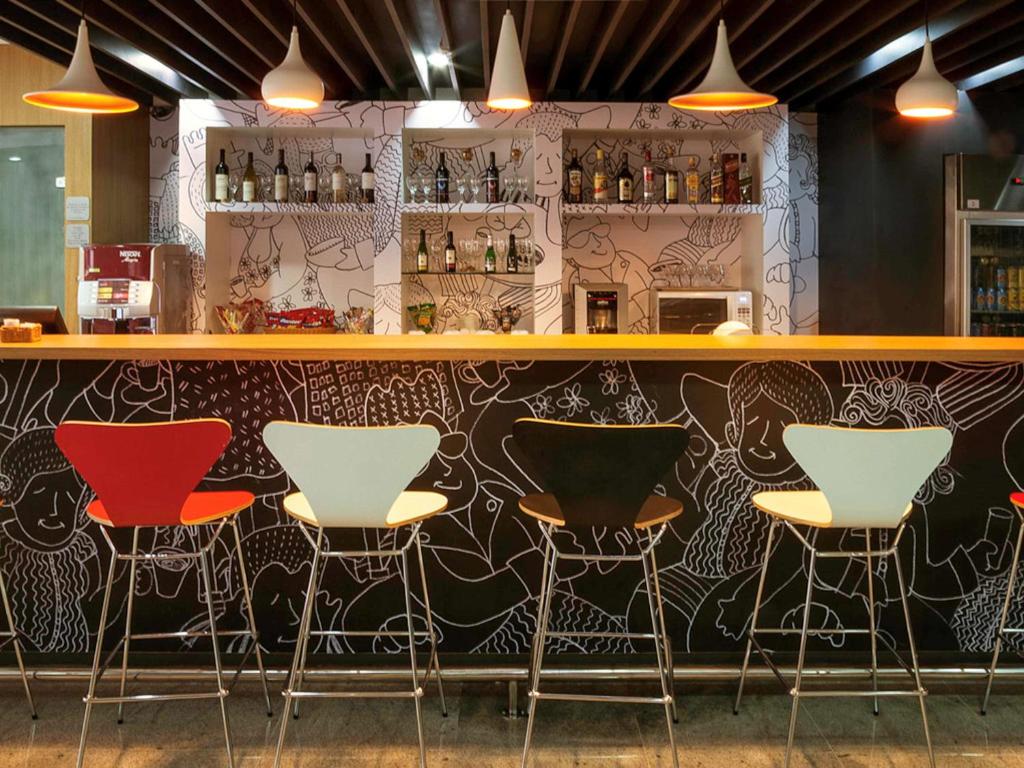 Lounge nebo bar v ubytování ibis Bern Expo