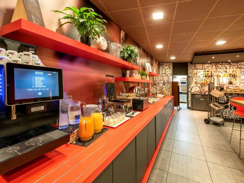 TV a/nebo společenská místnost v ubytování ibis Bern Expo