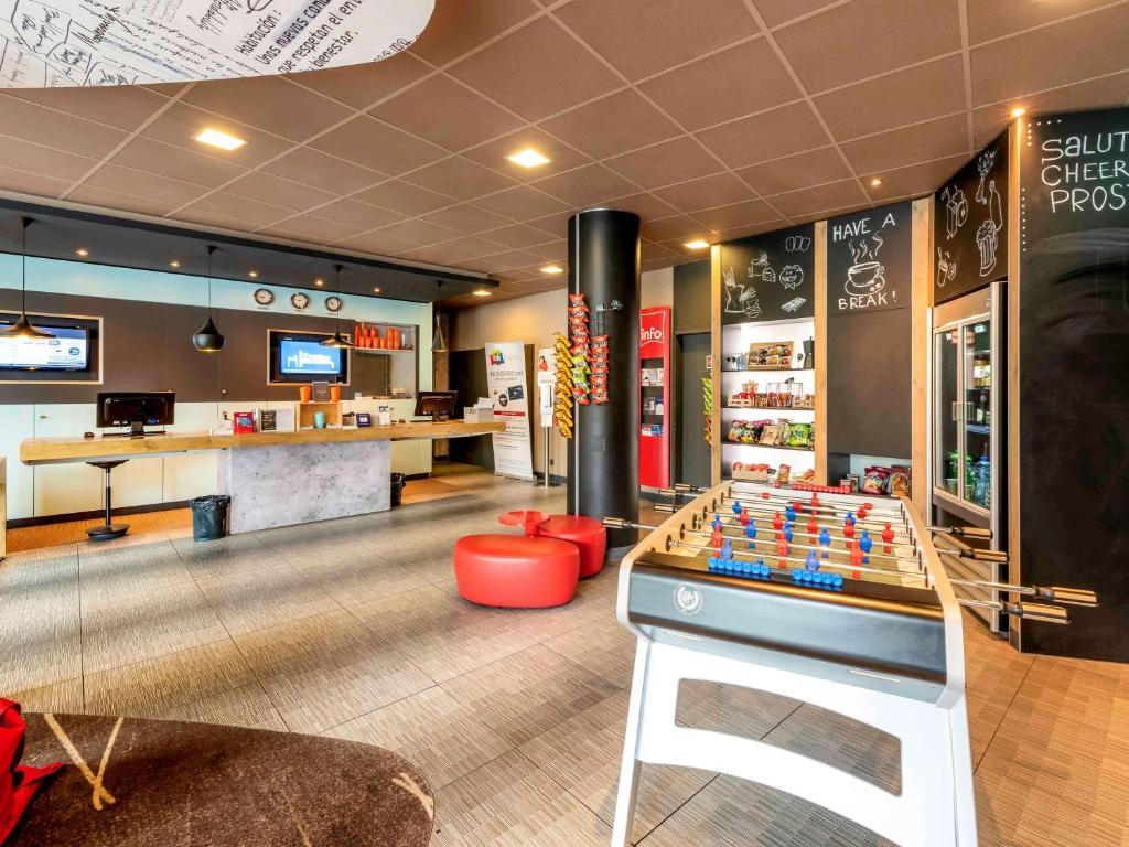 TV a/nebo společenská místnost v ubytování ibis Bern Expo