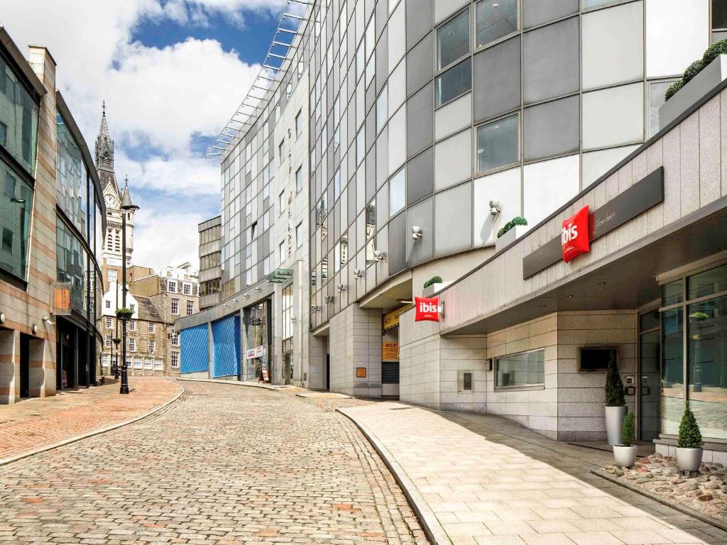 pusta ulica w mieście z wysokimi budynkami w obiekcie ibis Aberdeen Centre – Quayside w Aberdeen