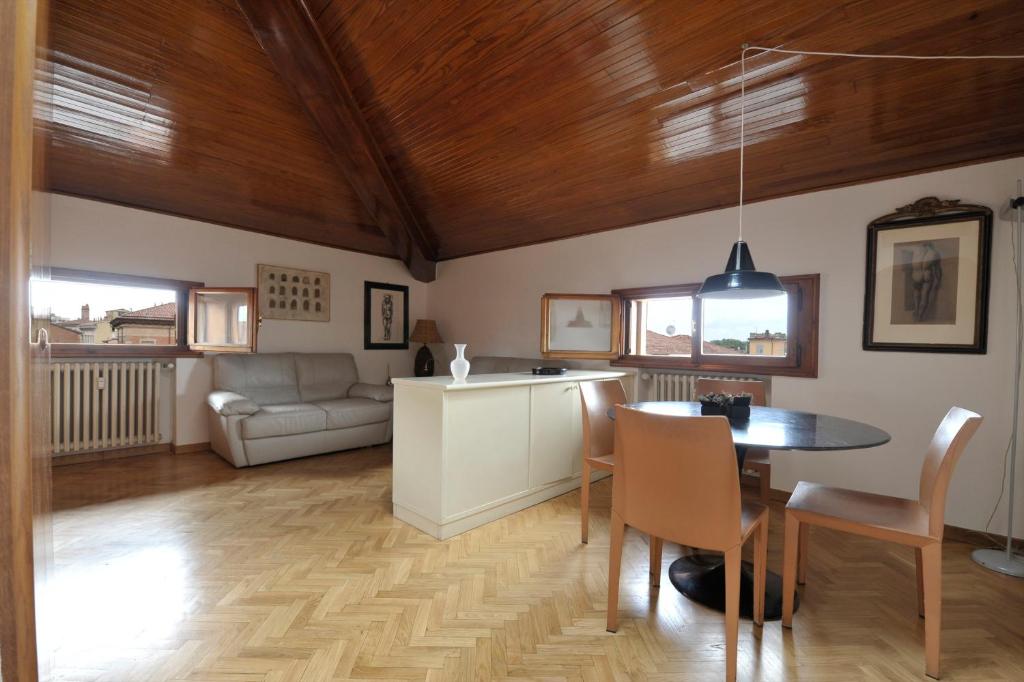 een woonkamer met een tafel en een bank bij UR-NEST San Martino in Bologna
