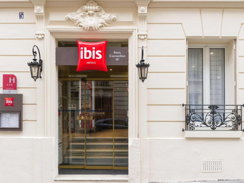a store front with aidas sign in the window at ibis Paris Vaugirard Porte de Versailles in Paris