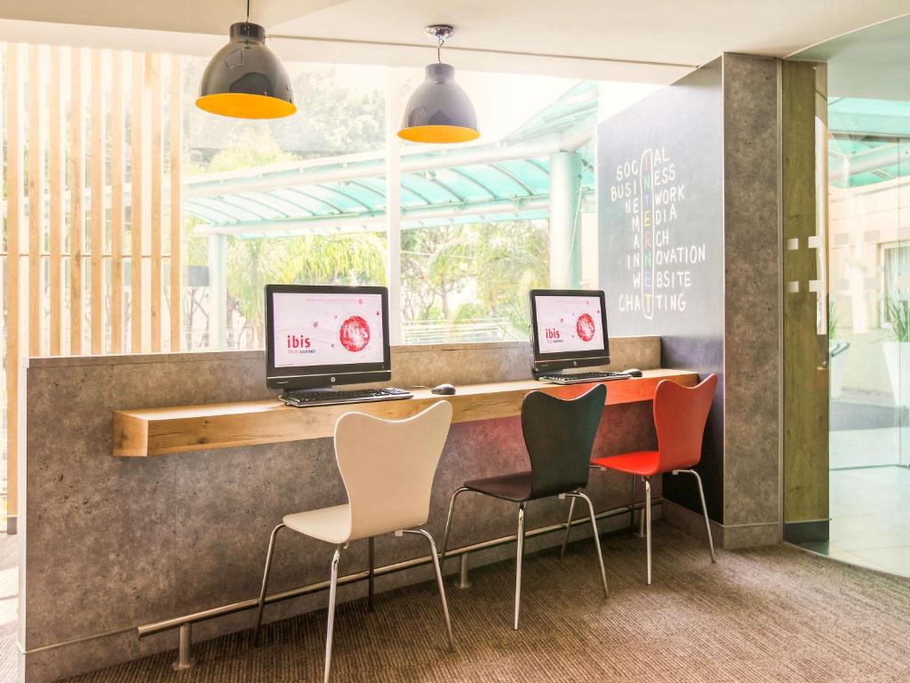 TV a/nebo společenská místnost v ubytování Ibis Guadalajara Expo