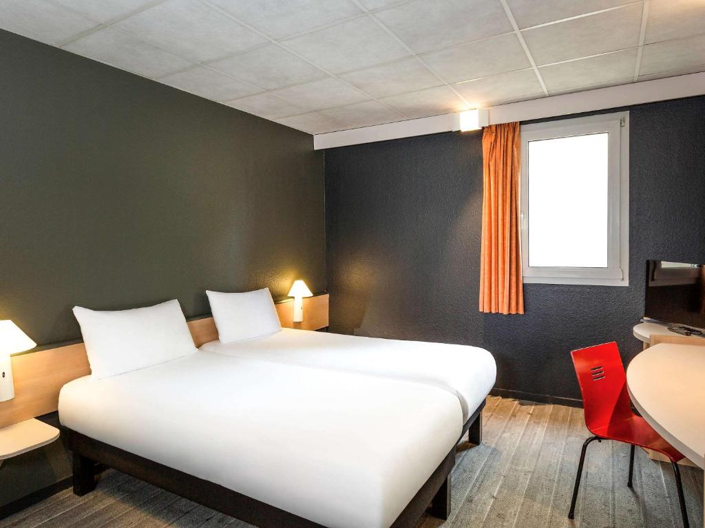 Postel nebo postele na pokoji v ubytování ibis Lannion