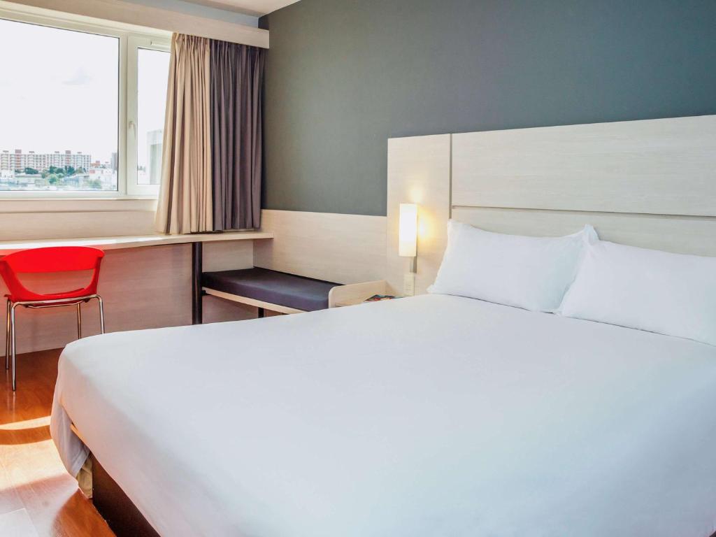 Tempat tidur dalam kamar di ibis Montevideo Rambla