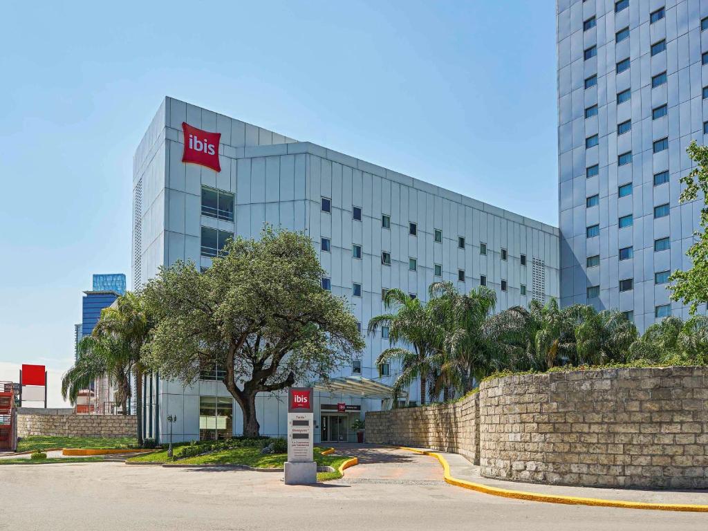 a building with a hotel sign in front of it at Ibis Monterrey Valle in Monterrey