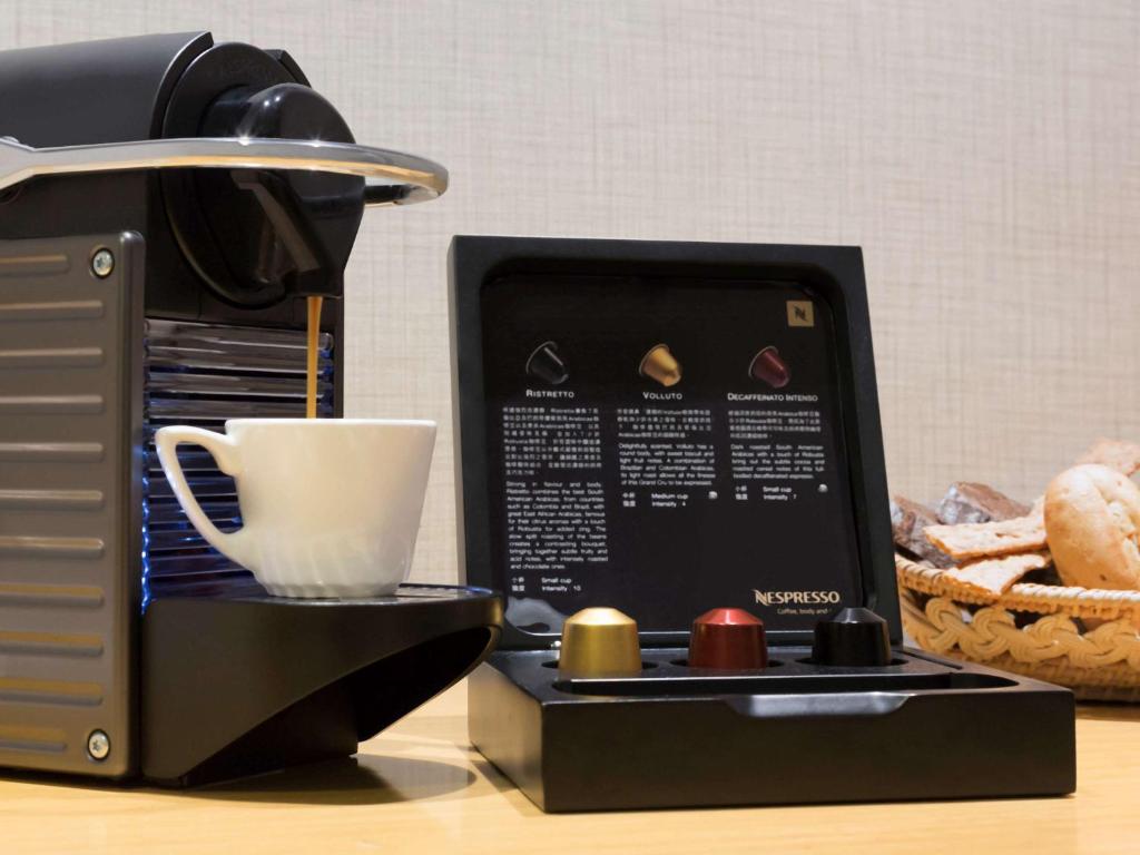 Příslušenství pro přípravu čaje a kávy v ubytování Novotel Century Hong Kong