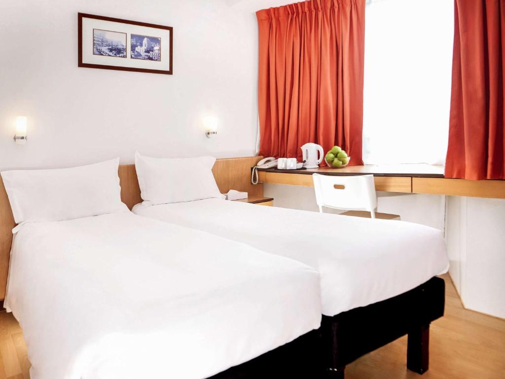 Postel nebo postele na pokoji v ubytování ibis Hong Kong North Point