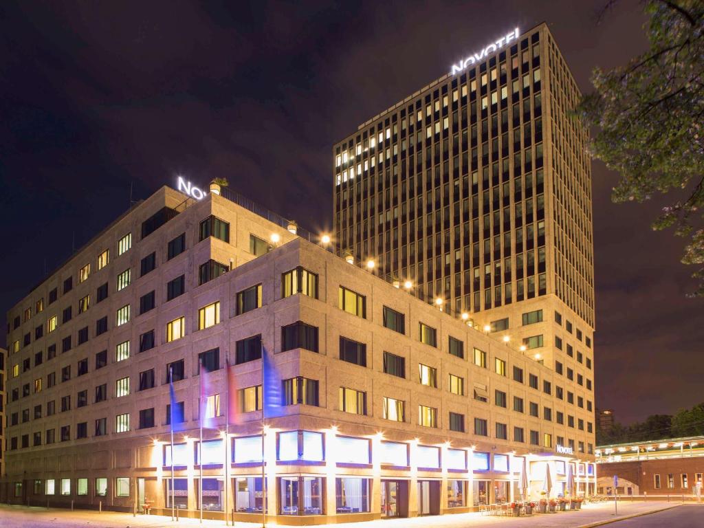 ein großes Gebäude mit Nachtlicht darüber in der Unterkunft Novotel Berlin Am Tiergarten in Berlin