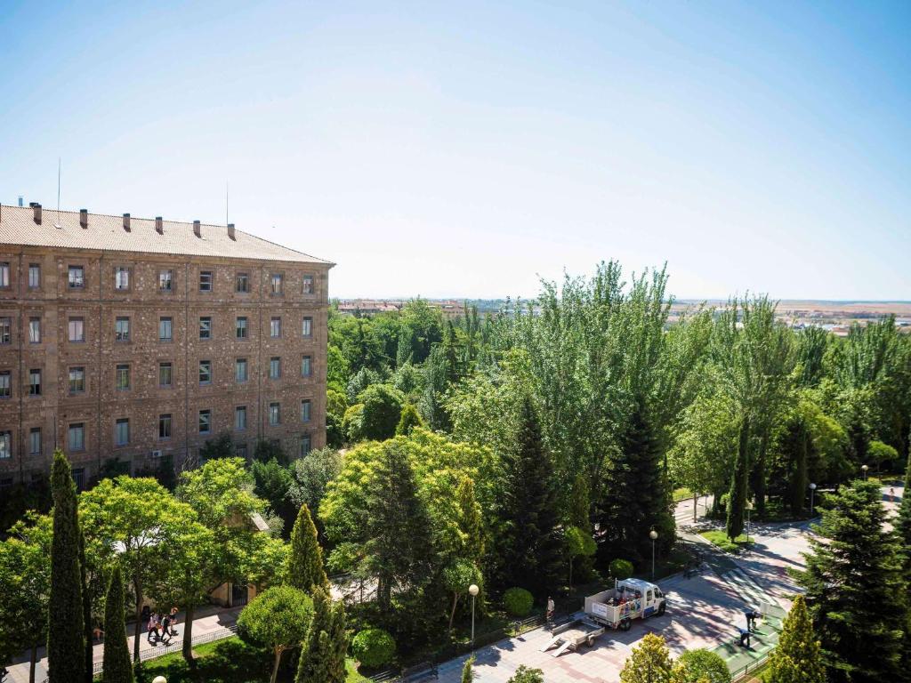 una vista aérea de un edificio y un parque con árboles en Ibis Salamanca, en Salamanca