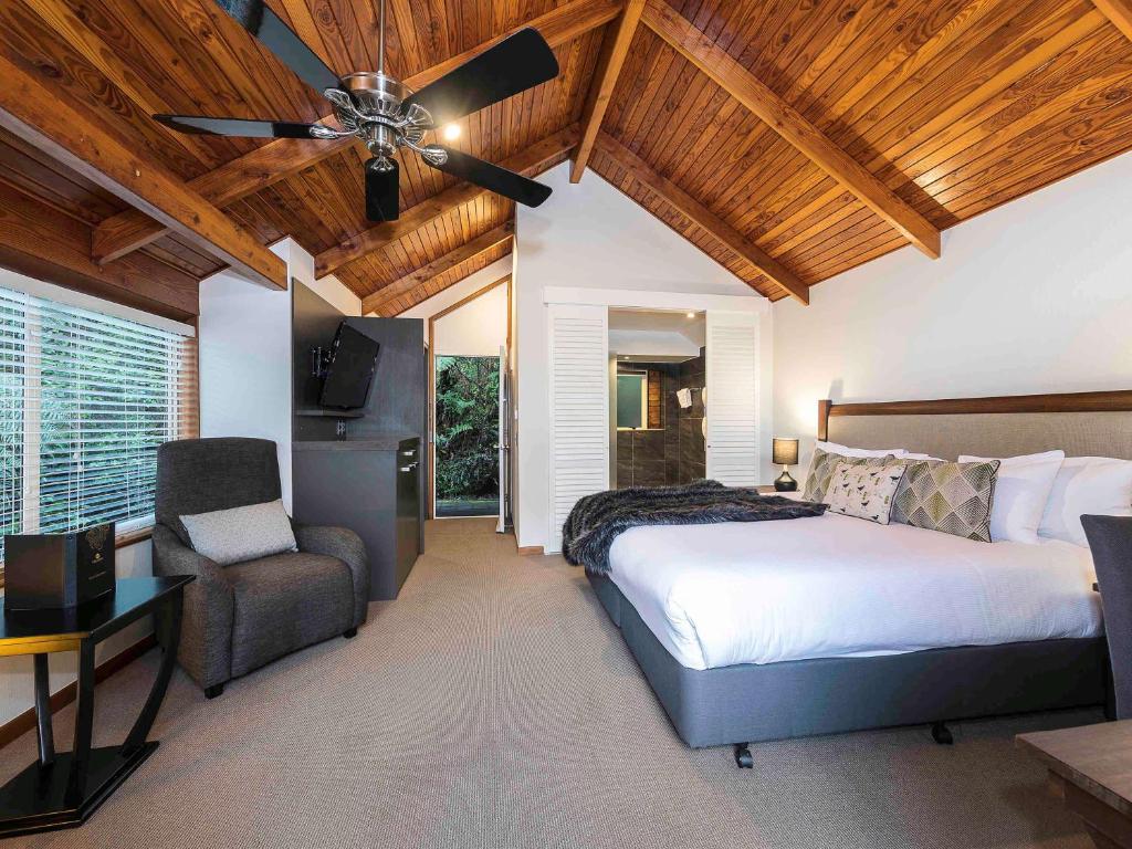 Postel nebo postele na pokoji v ubytování Grand Mercure Puka Park Resort